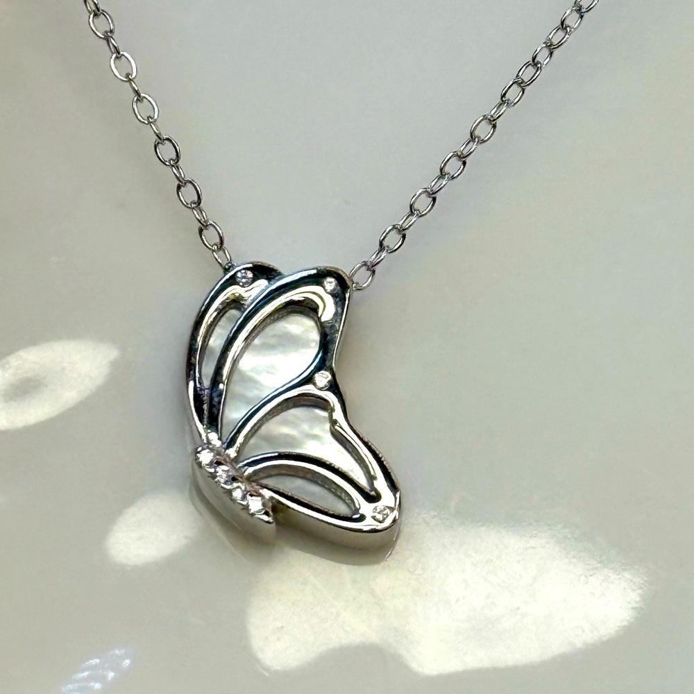 NMP6 Handmade RARE Mocha Chocolate Mother of Pearl Butterfly Necklace 18KWG S925